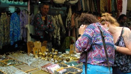 Visitors perusing the huge selection of jewelry at a stall outside of Snooper’s Paradise on Kensington Gardens.