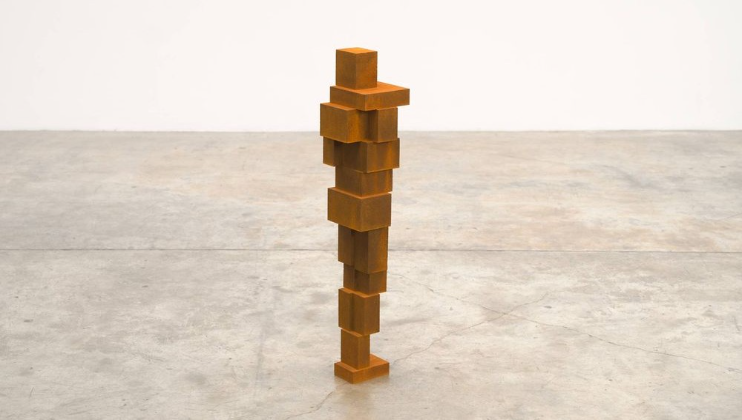 Antony Gormley, Small Still II, (2025). Cast iron. 92.5x18x18cm. Photo: Stephen White & Co. © The artist.