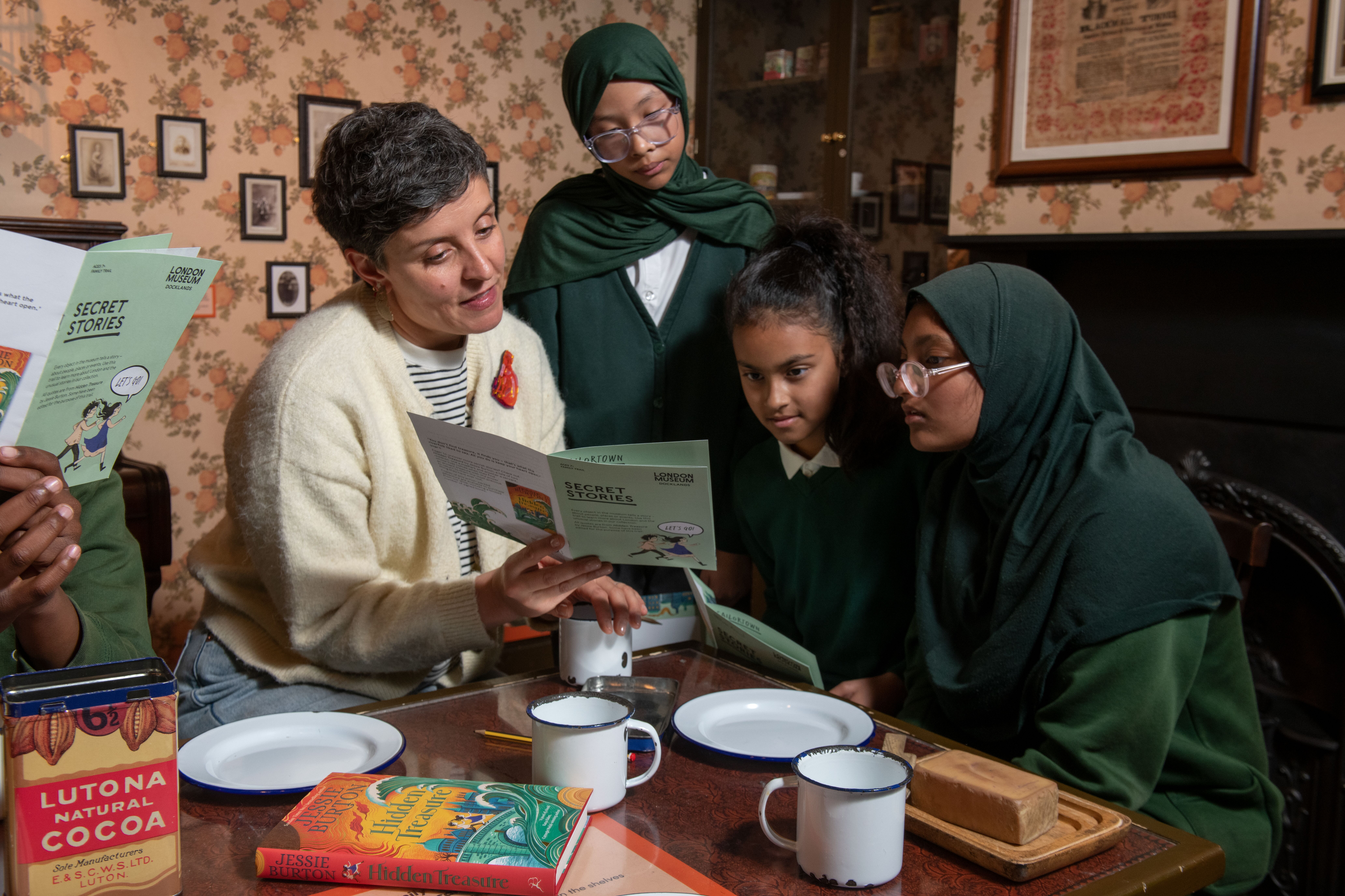 Author Jessie Burton joins children from Cayley Primary School on new gallery trail at London Museum Docklands inspired by her new children’s book Hidden Treasure © London Museum