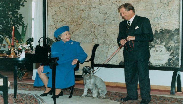 HM Queen Elizabeth II and President Václav Havel photo by Alan Pajer