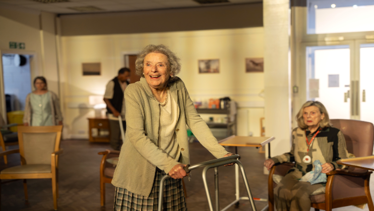 Linda Bassett and Ann Mitchell in CARE at the Young Vic (credit Johan Persson)