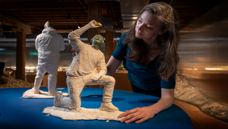 London Museum curator Kate Sumnall pictured with Finders Keepers
by sculptor Billie Bond at London Museum Docklands’ Secrets of the Thames exhibition