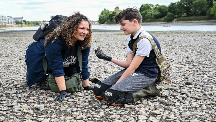Totally Thames 2025 Mudlarking, Helen & Christopher Marsland Photo Credit Jon Barlow