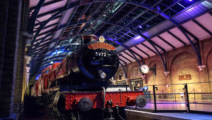 Warner Bros. Studio Tour London – The Making of Harry Potter Platform 9 ¾ The Hogwarts Express locomotive